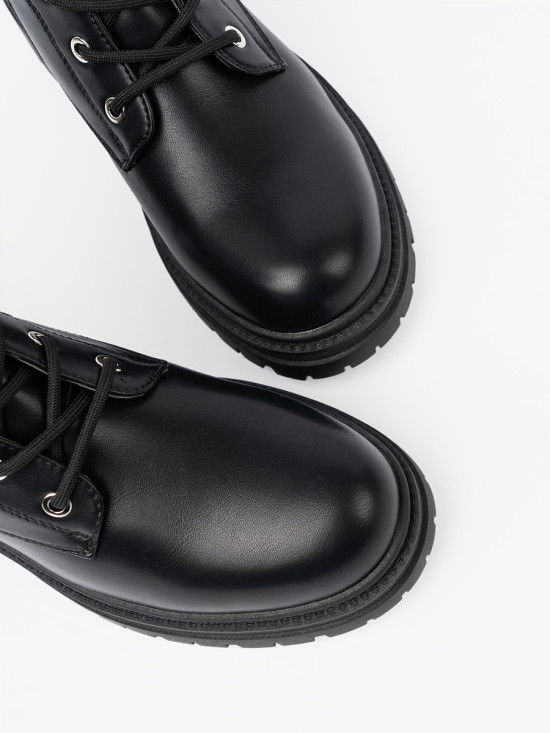 Černé šněrovací kotníkové boty s kovovou ozdobou