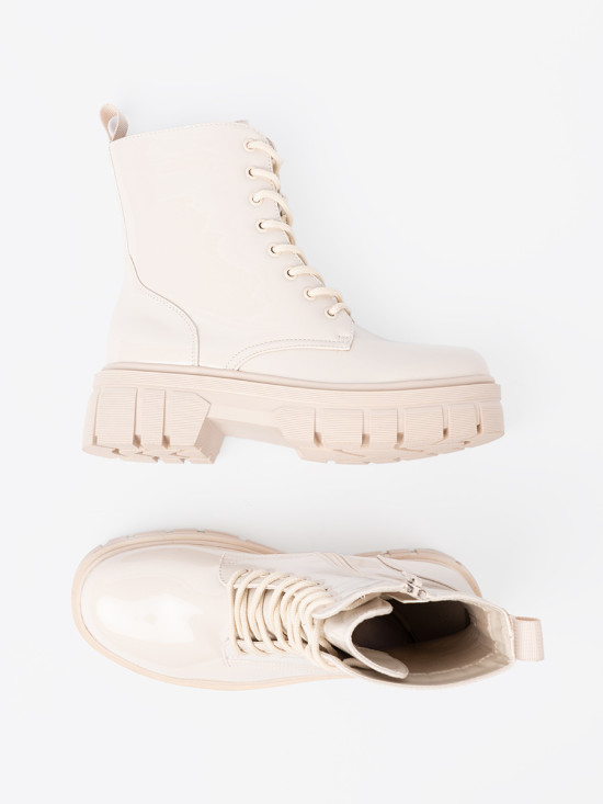 Stylové lakované kotníkové boty ve světle béžové barvě