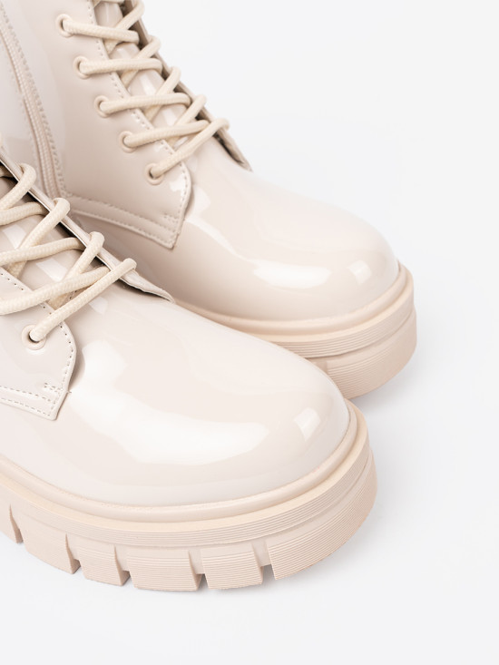 Stylové lakované kotníkové boty ve světle béžové barvě