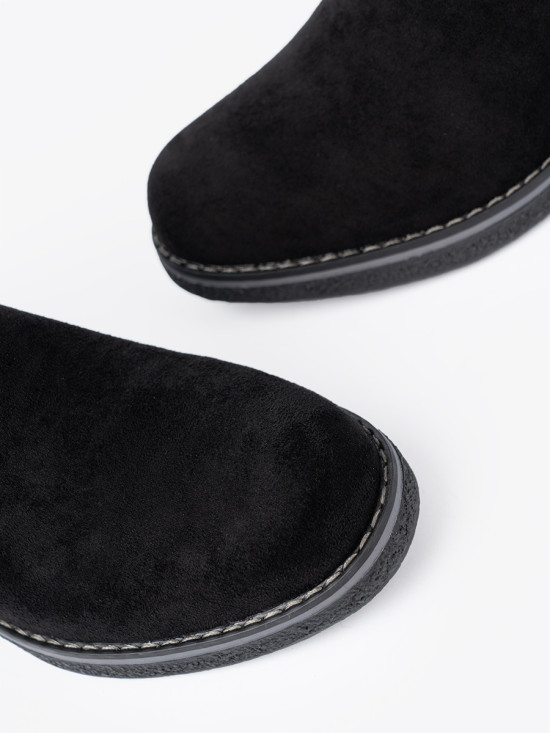 Klasické černé kotníkové kozačky na pohodlném podpatku