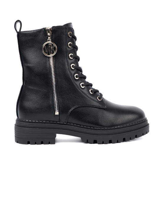 Stylové černé workery s kovovým detailem