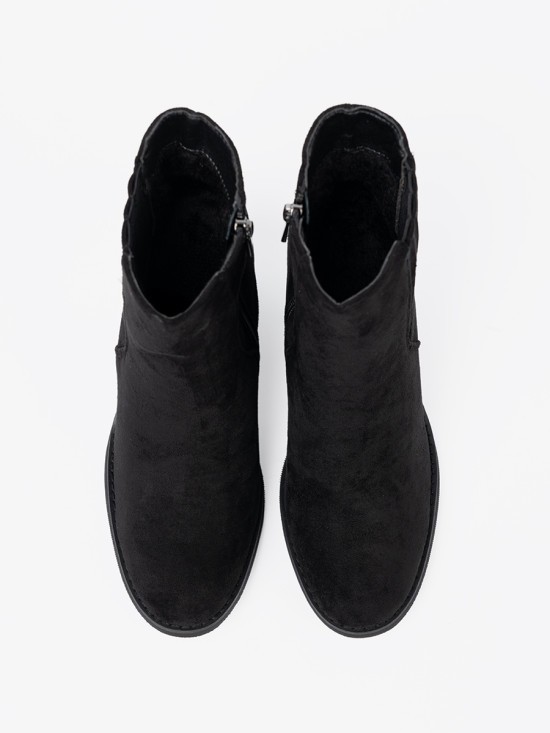 Černé semišové kotníkové kozačky na podpatku