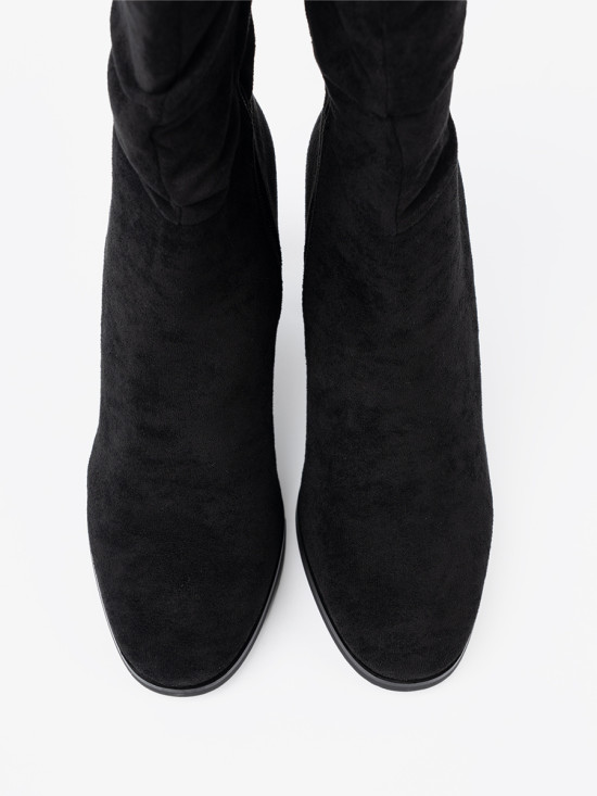 Černé kotníkové kozačky na podpatku s nařaseným svrškem