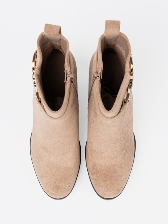 Béžové kotníkové kozačky s ozdobnou sponou