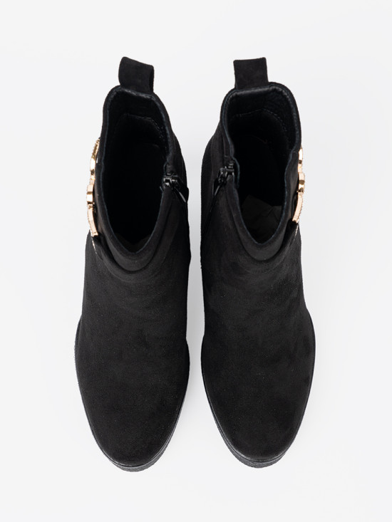 Černé semišové kotníkové kozačky s elegantní sponou