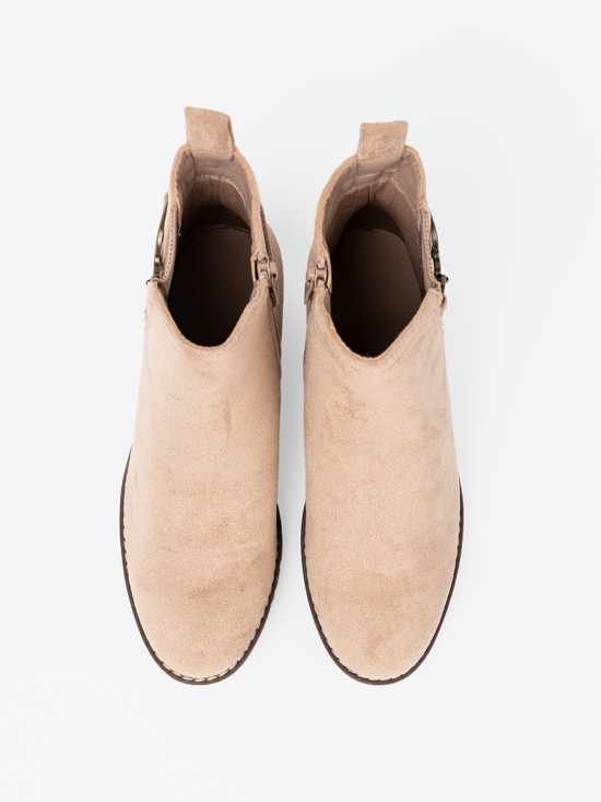 Béžové kotníkové kozačky na pohodlném klínovém podpatku