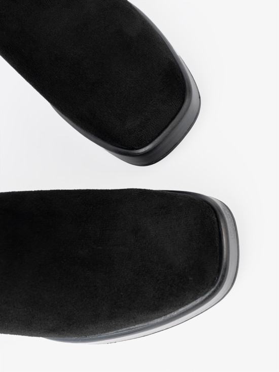 Elegantní kotníkové kozačky na podpatku s elastickými vsadkami