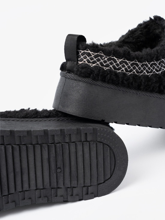 Černé papuče s ozdobným vyšíváním