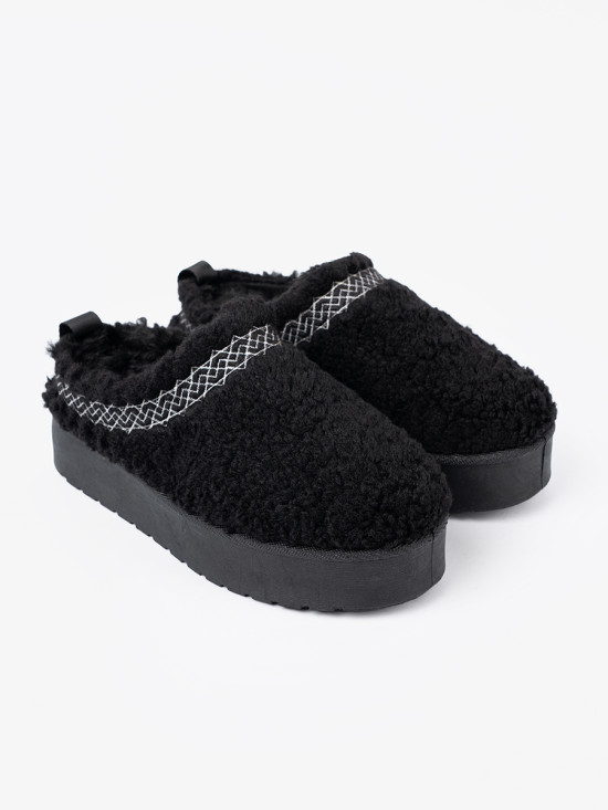 Černé papuče s ozdobným vyšíváním
