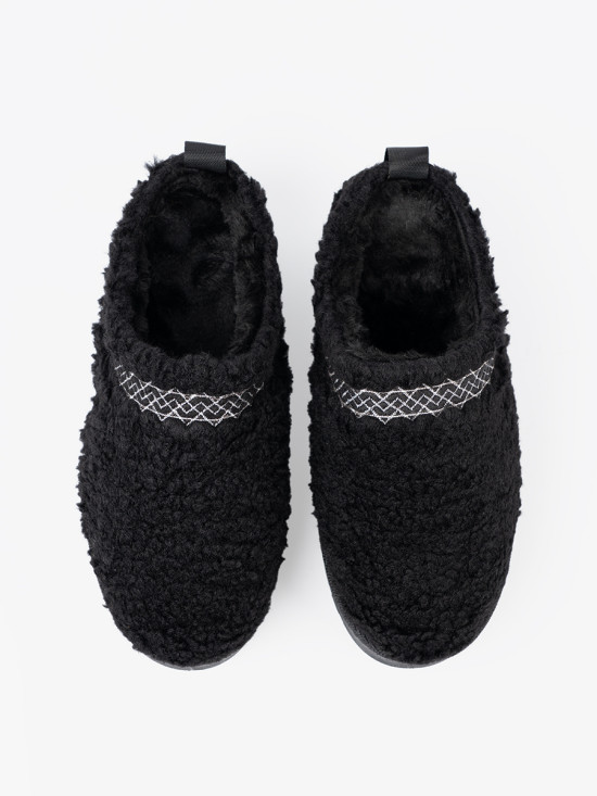 Černé papuče s ozdobným vyšíváním