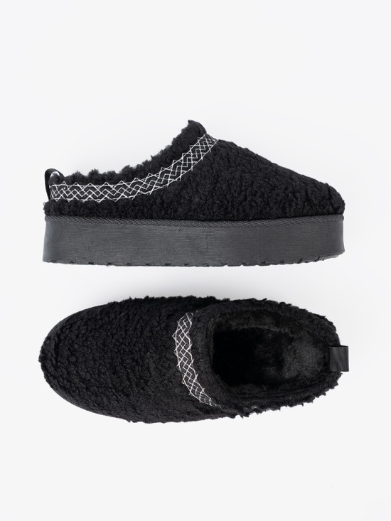 Černé papuče s ozdobným vyšíváním