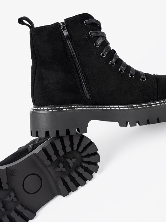Černé šněrovací kotníkové boty s lesklým srdcem