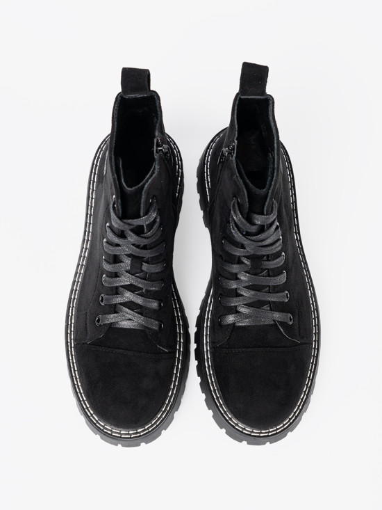 Černé šněrovací kotníkové boty s lesklým srdcem