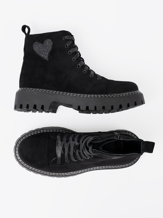 Černé šněrovací kotníkové boty s lesklým srdcem