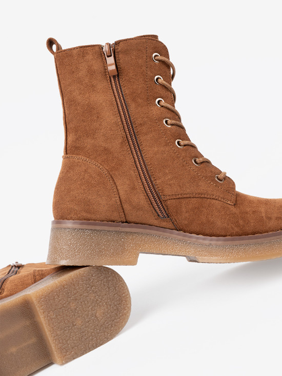 Stylové karamelové workery na ploché podrážce