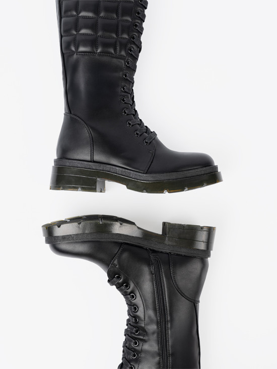 Klasické černé kozačky se šněrováním a zipem