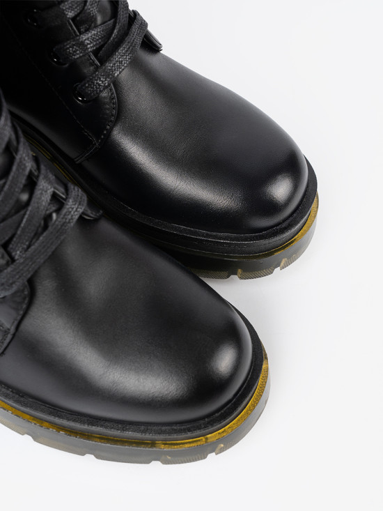 Klasické černé kozačky se šněrováním a zipem