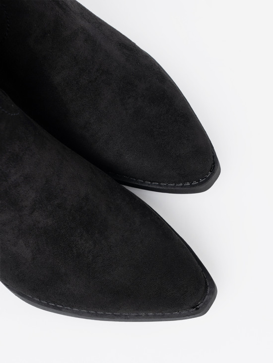 Černé kotníkové kozačky s klasickým střihem