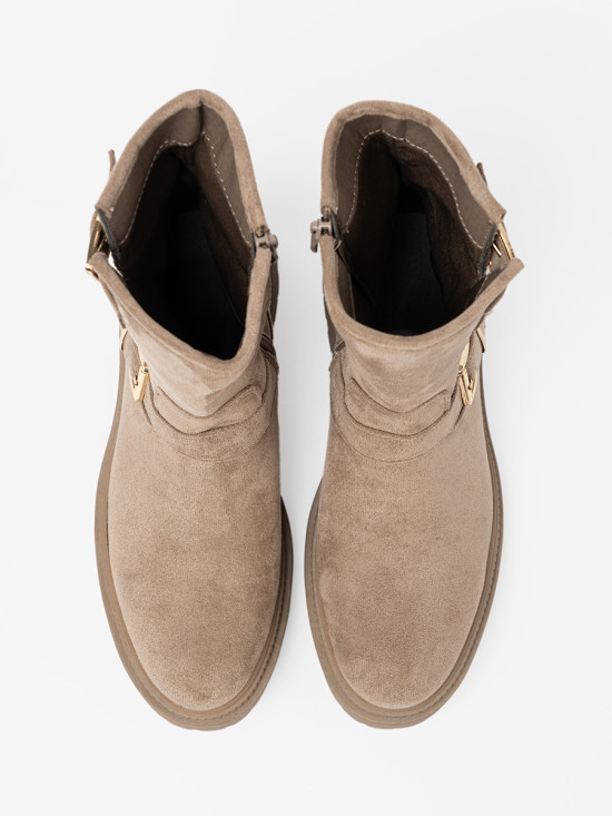 Tmavě béžové semišové kotníkové kozačky s ozdobnými přezkami