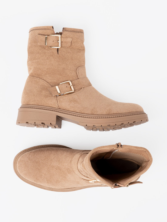 Karamelové kotníkové kozačky se zlatými ozdobnými přezkami