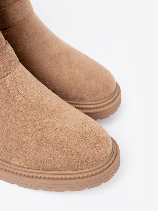 Karamelové kotníkové kozačky se zlatými ozdobnými přezkami