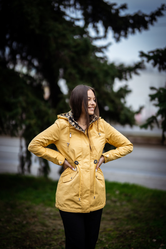 Žlutá oboustranná parka s leopardím vzorem