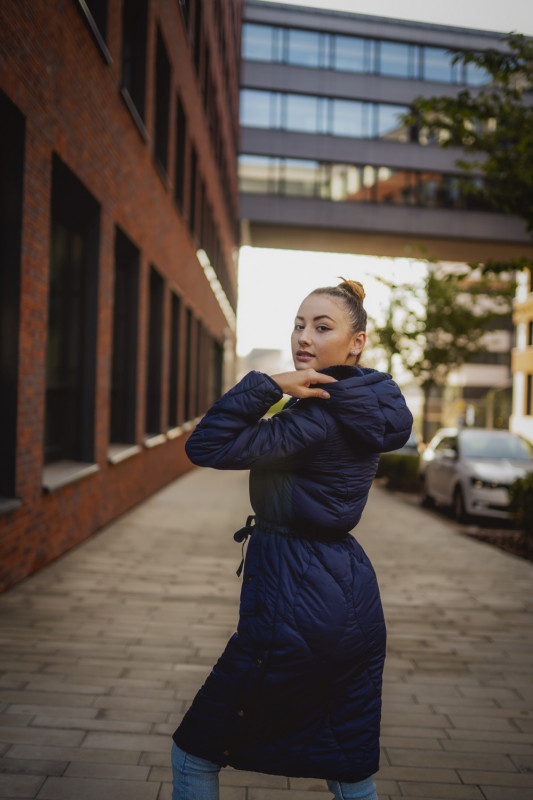 Černá prošívaná bunda se stahováním v pase