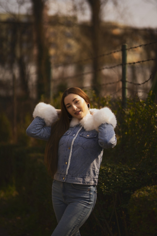 Šedá denimová bunda s bílou kožešinou