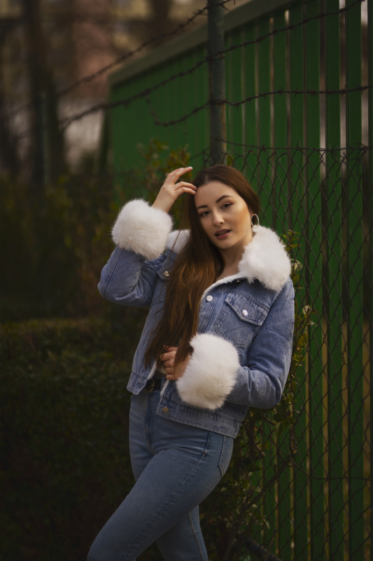 Šedá denimová bunda se šedou kožešinou