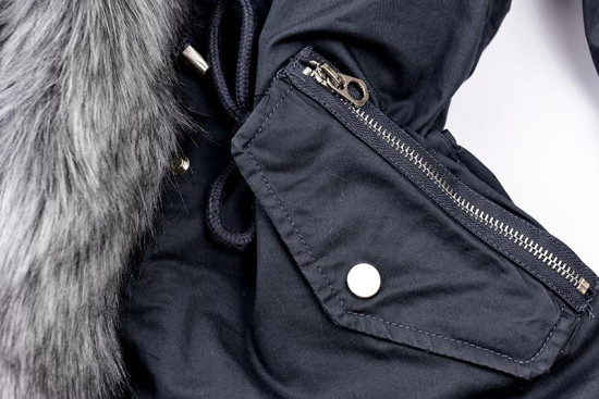 Šedá parka s kožešinovým lemem