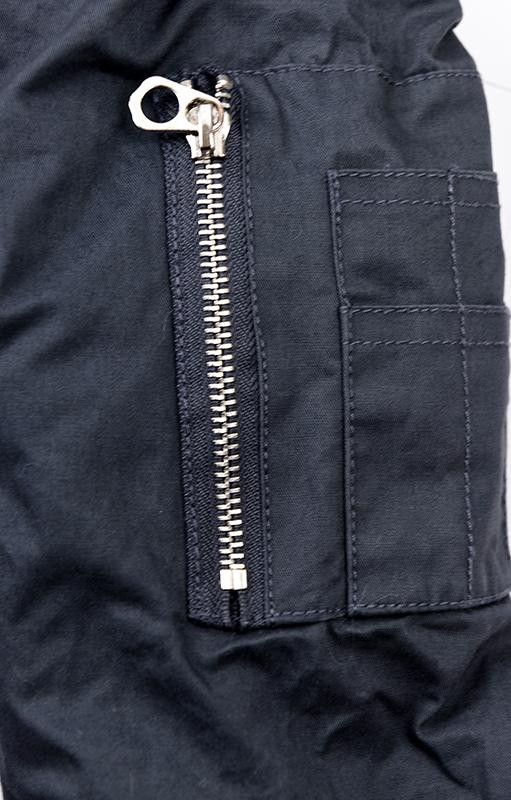 Šedá parka s kožešinovým lemem