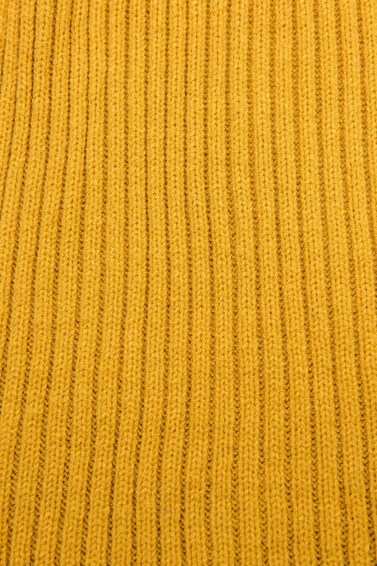 Žluté pletené rolákové šaty