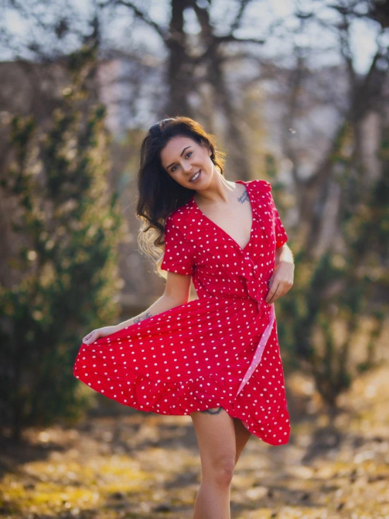 Červené puntíkované šaty s volány