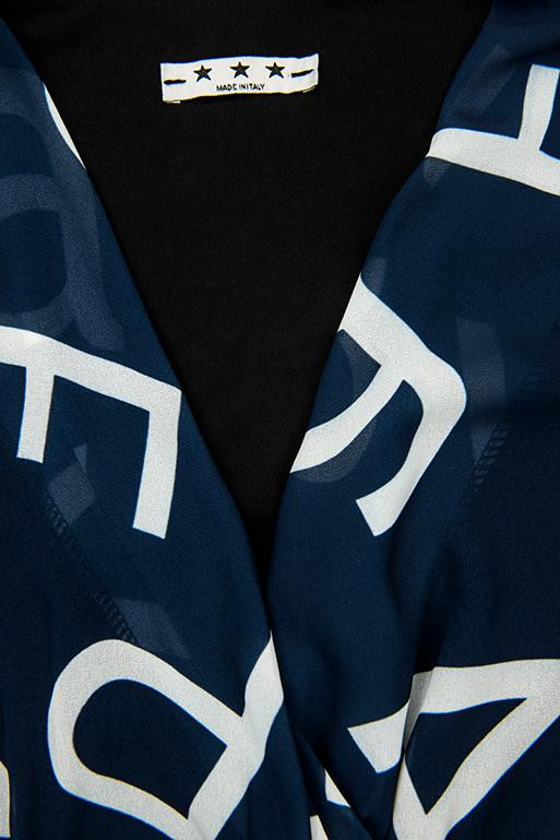 Tmavě modré midi šaty s potiskem písmen