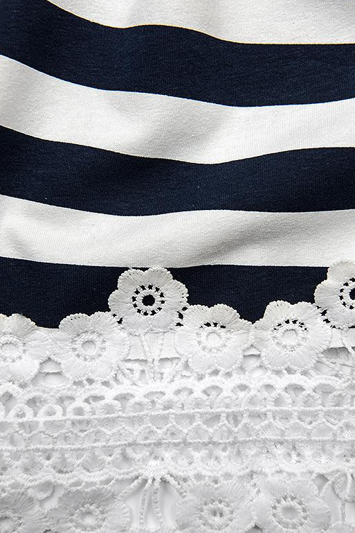 Modro-bílé pruhované šaty s krajkou I.