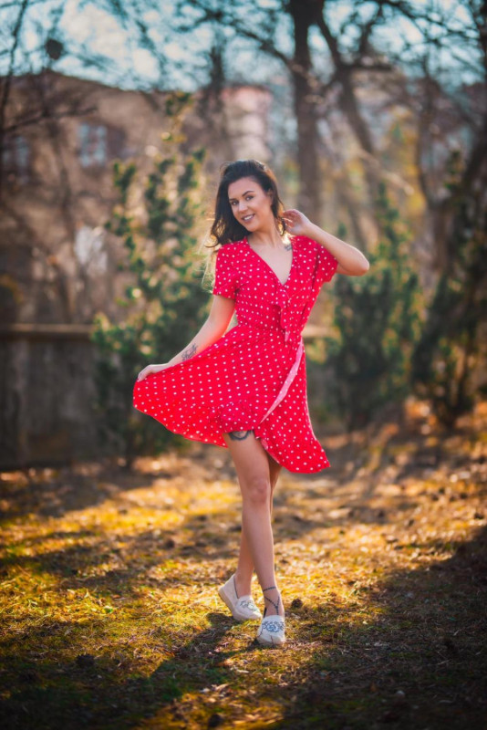 Červené puntíkované šaty s volány