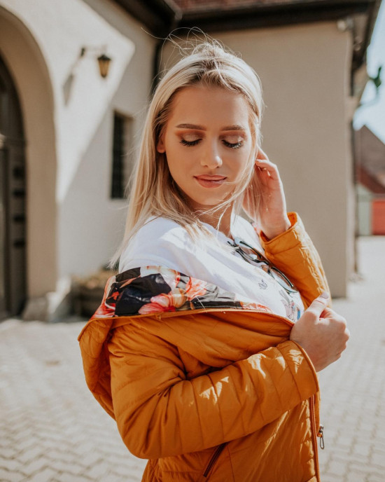 Červená bunda s květinovou podšívkou od LHD