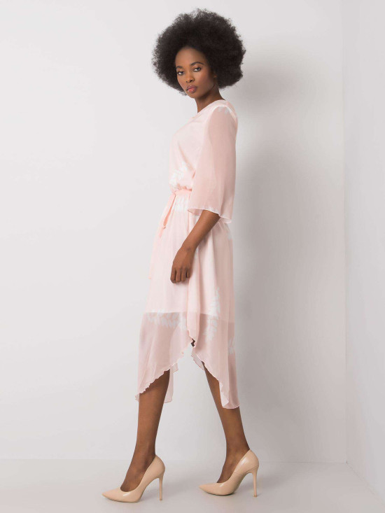 Světle růžové šaty s květinovým motivem