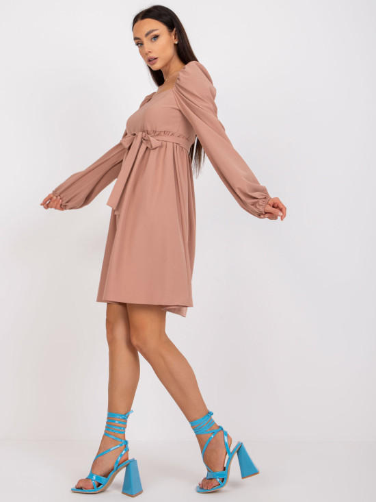 Béžové šaty s dlouhým rukávem