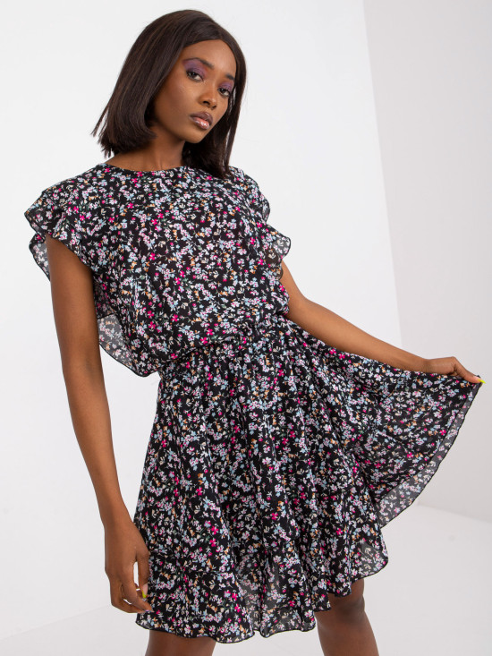 Květinové černé šaty