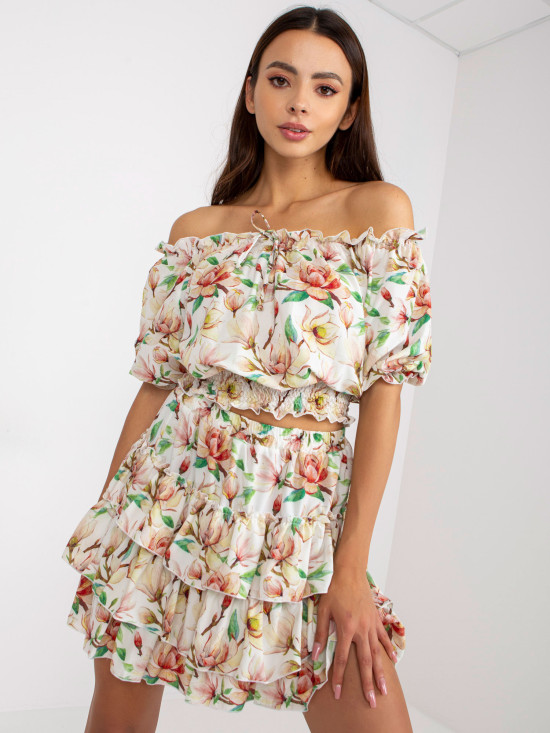 Bílo-červený komplet s květinovým vzorem