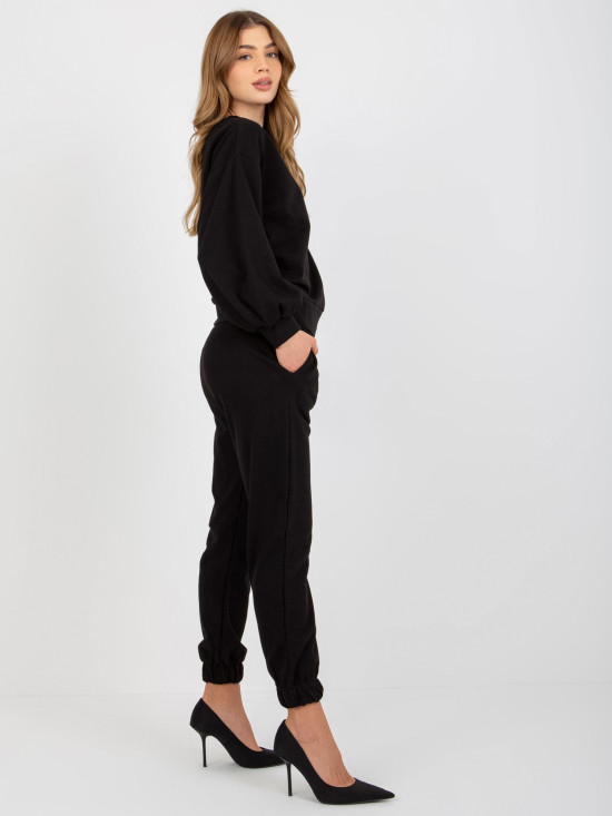Černý komplet s odhalenými zády