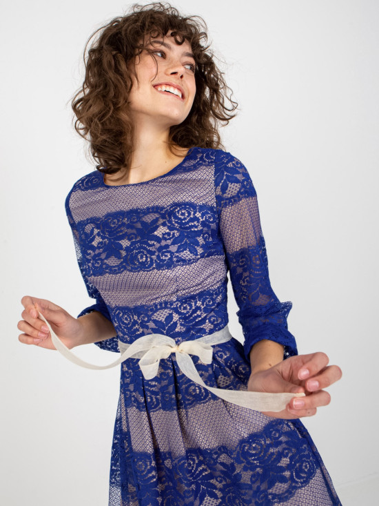 Kobaltové midi šaty s krajkou a páskem