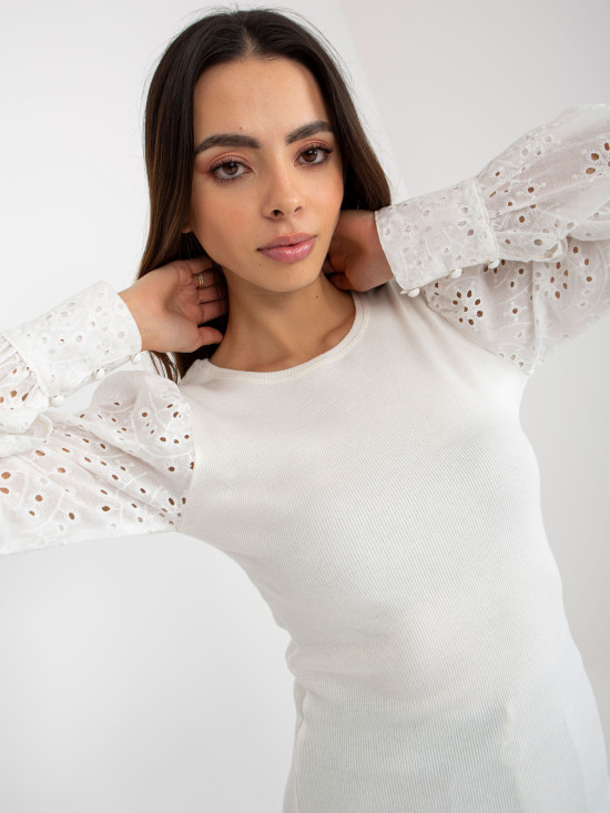 Bílá halenka s ažurovými rukávy