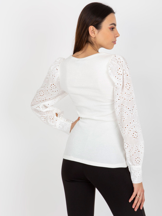 Bílá halenka s ažurovými rukávy