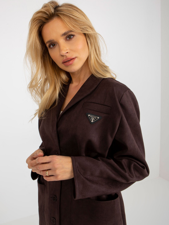 Tmavě hnědý kabát s kapsami