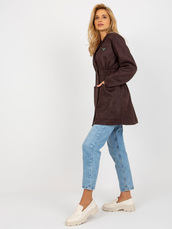 Tmavě hnědý kabát s kapsami