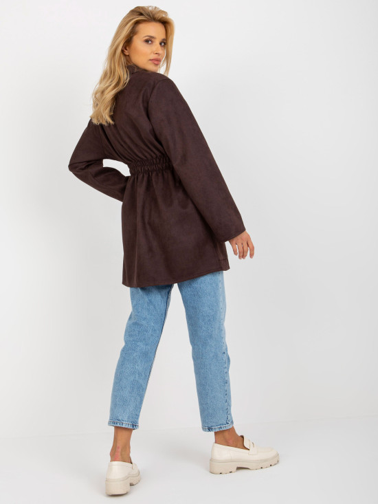 Tmavě hnědý kabát s kapsami