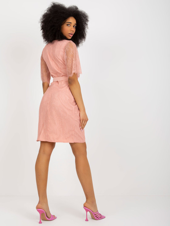 Starorůžové krajkové koktejlové šaty na svatbu
