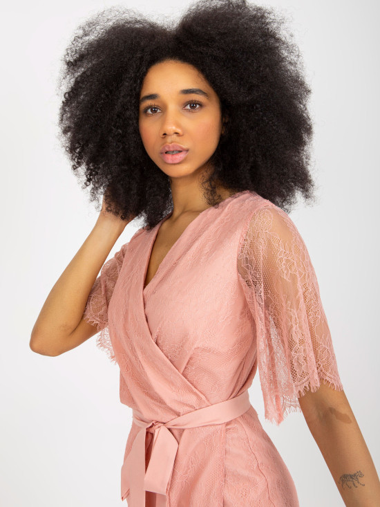 Starorůžové krajkové koktejlové šaty na svatbu